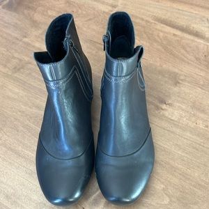 Taos bootie black Sz 10 EUC $49